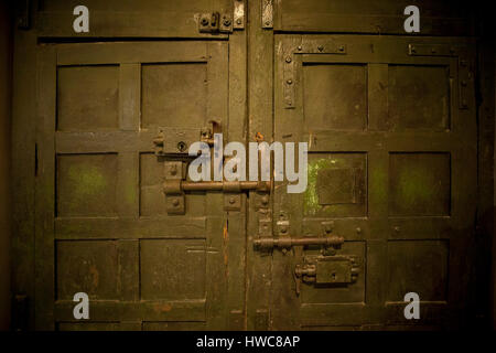 Porta della prigione con bulloni, serrature. Hoa Lo prigione, Hanoi, Vietnam Foto Stock