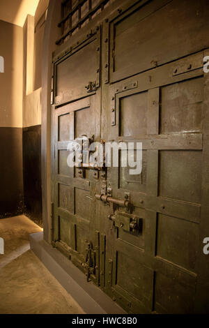 Porta della prigione con bulloni, serrature. Hoa Lo prigione, Hanoi, Vietnam Foto Stock