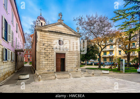 Vista colorati alla piccola chiesa in città Zadar, Croazia. Foto Stock