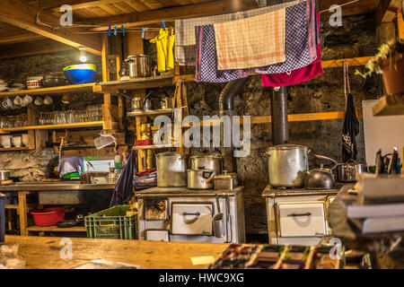 Cucina tradizionale in un caseificio nelle alpi francesi. Foto Stock