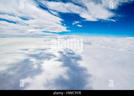 La magnifica vista del cloudscape. La vista dalla finestra del velivolo. Foto Stock