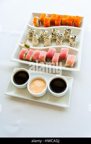 Sushi colorato su bianco, piastra modellata Foto Stock