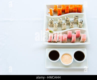 Sushi colorato su bianco, piastra modellata Foto Stock