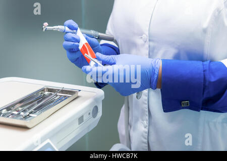 Le mani di un dentista. Foto Stock