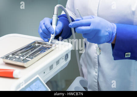 Mani di stomatologist. Foto Stock