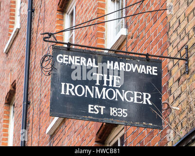 Vecchio Ironmonger il segno su un negozio a Londra il Seven Dials area, vicino a Covent Garden e Soho Foto Stock
