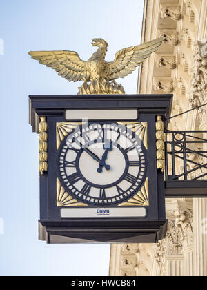 Orologio al di fuori della Daiwa Capital Markets investment bank in King William Street a Londra Square Mile Financial District Foto Stock