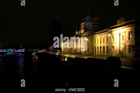 Custom House illuminata di notte, Dublino, Irlanda Foto Stock