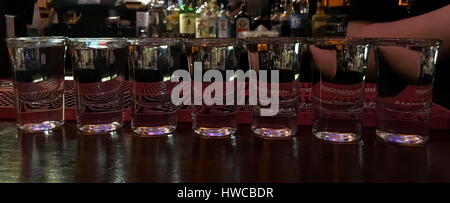 Scatti di tequila al bar durante una notte a Dublino, Irlanda Foto Stock