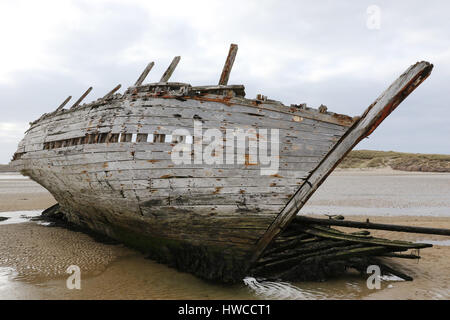 Il relitto di un di legno barca da pesca a Bunbeg, County Donegal, Irlanda. Il relitto è noto come cattivo Eddie (barca da pesca). Foto Stock