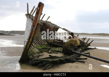Il relitto di un di legno barca da pesca a Bunbeg, County Donegal, Irlanda. Il relitto è noto come cattivo Eddie (barca da pesca). Foto Stock