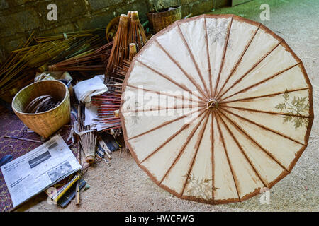 Il processo di fabbricazione della carta e ombrelli fatti a mano in Heho, Myanmar Foto Stock