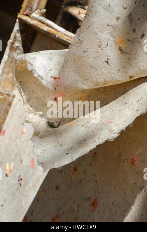 Il processo di fabbricazione della carta e ombrelli fatti a mano in Heho, Myanmar Foto Stock