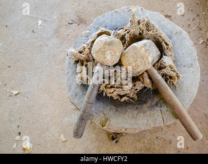 Il processo di fabbricazione della carta e ombrelli fatti a mano in Heho, Myanmar Foto Stock