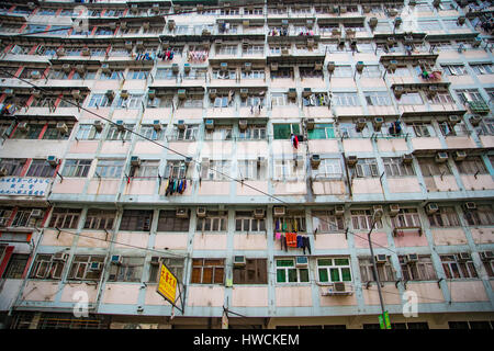 Soggiorno affollato circostanze in Hong Kong, alto-aumento isolato di appartamenti Foto Stock