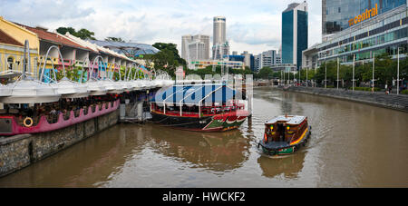 Panoramica orizzontale (2 foto) cucitura a vista di Clarke Quay a Singapore. Foto Stock