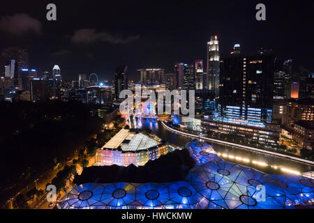 Antenna orizzontale cityscape di Singapore di notte. Foto Stock