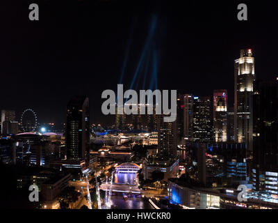 Antenna orizzontale vista delle luci laser luminoso spento il Marina Bay Sands Hotel di Singapore a vicina Foto Stock