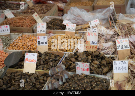 Il cinese essiccati ingredienti alimentari in vendita su un mercato in stallo, Hong Kong Foto Stock