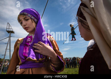 Le prestazioni della corda camminatori del circo collettivo "Pehlevan' dalla città Makhachkala Dagestan (regione) in Crimea in vacanza Foto Stock