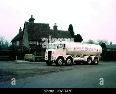 AJAX NEWS & FEATURE SERVICE. 1950S. Posizione sconosciuta. - THORNYCROFT Veicoli commerciali - colore fotografia del prodotto - commerciale camion e autocarri fabbricati da THORNYCROFTS in diverse livree proprietario. Birreria fiori nave cisterna. Foto:l'AJAX NEWS & FEATURE SERVICE/VT collezione REF:VT171703 3 Foto Stock