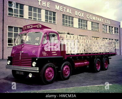 AJAX NEWS & FEATURE SERVICE. 1950S. Posizione sconosciuta. - THORNYCROFT Veicoli commerciali - colore fotografia del prodotto - commerciale camion e autocarri fabbricati da THORNYCROFTS in diverse livree proprietario. T J E PREZZO DI CARDIFF FIDATO CON UN PIENO CARICO NELLA PARTE ANTERIORE DELLA SCATOLA DI METALLO AZIENDA EDIFICIO. foto:l'AJAX NEWS & FEATURE SERVICE/VT collezione REF:VT171703 6 Foto Stock