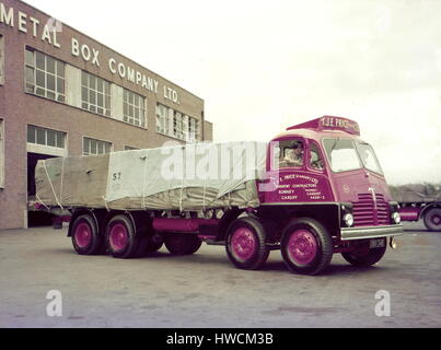 AJAX NEWS & FEATURE SERVICE. 1950S. Posizione sconosciuta. - THORNYCROFT Veicoli commerciali - colore fotografia del prodotto - commerciale camion e autocarri fabbricati da THORNYCROFTS in diverse livree proprietario. T J E PREZZO DI CARDIFF FIDATO CON UN PIENO CARICO NELLA PARTE ANTERIORE DELLA SCATOLA DI METALLO AZIENDA EDIFICIO. foto:l'AJAX NEWS & FEATURE SERVICE/VT collezione REF:VT171703 7 Foto Stock