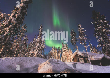 Bella immagine del massiccio verde multicolore vibrante Aurora Boreale, Aurora Polaris, anche noto come Northern Lights nel cielo di notte in tutta la Norvegia Foto Stock