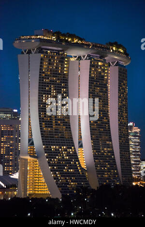 Vista verticale della Marina Bay Sands Hotel di Singapore di notte. Foto Stock