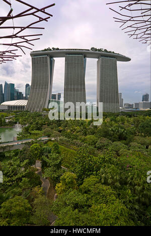 Vista verticale della Marina Bay Sands Hotel, MBS, dai giardini dalla Baia di Singapore. Foto Stock