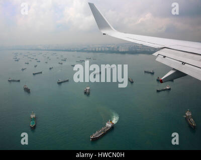 Orizzontale vista aerea di navi giacente al di ancoraggio nello stretto di Singapore. Foto Stock