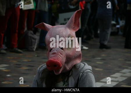 Atene, Grecia. Xix Mar, 2017. Gli attivisti dimostrare ad Atene contro la crudeltà verso gli animali, la sperimentazione su animali e la promozione di un vegetariano modo di vita. Credito: George Panagakis/Pacific Press/Alamy Live News Foto Stock