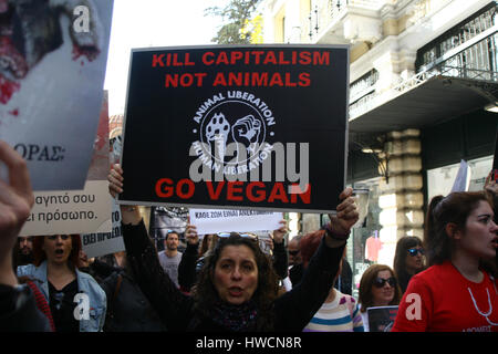 Atene, Grecia. Xix Mar, 2017. Gli attivisti dimostrare ad Atene contro la crudeltà verso gli animali, la sperimentazione su animali e la promozione di un vegetariano modo di vita. Credito: George Panagakis/Pacific Press/Alamy Live News Foto Stock