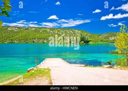 Il lago di Visovac e isola monastero nel fiume Krka parco nazionale, Dalmazia, Croazia Foto Stock