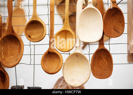 Artigianato mart Kaziukas a Vilnius, in Lituania: legno cucchiai fatti in casa Foto Stock