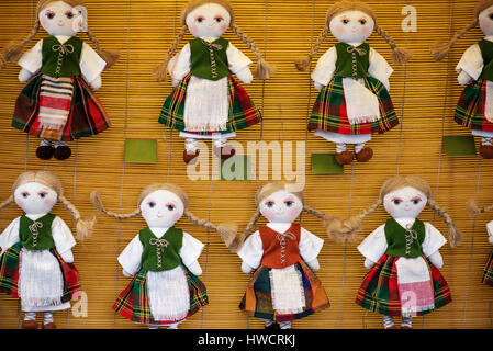 Artigianato mart Kaziukas a Vilnius, in Lituania: homemade bambole Foto Stock