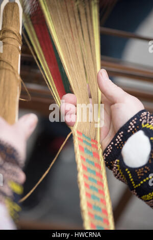 Le mani della donna la tessitura tradizionale etnica Lituani band da lino Foto Stock