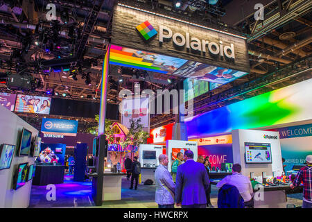 LAS VEGAS - Jan 08 : La Polaroid stand al CES show tenutosi a Las Vegas il gennaio 08 2017 , il CES è il leader mondiale nel settore del consumatore-electronics Show. Foto Stock