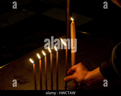 Le fiamme delle candele sono premuti dal vento in disparte, Flammen von Kerzen werden durch Wind zur Seite gedrückt Foto Stock