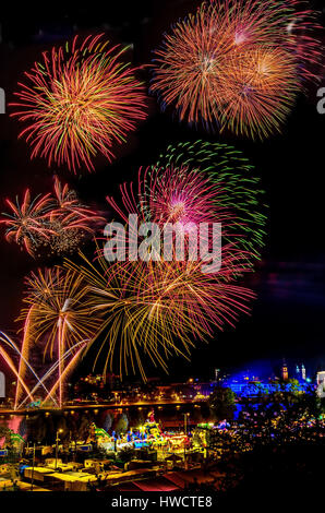 Fuochi d'artificio in Linz, ? Sterreich. Foto simbolico per la fine dell'anno, capodanno, festa di nozze e., Feuerwerk in Linz, ÷sterreich. Symbolfo Foto Stock