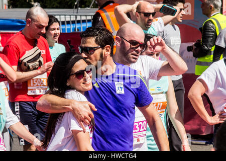 Atene, Grecia. Xix Mar, 2017. Un uomo baci una donna dopo che hanno finito il 5km di gara. Il sesto di Atene di Mezza Maratona ha avuto luogo oggi con un nuovo record di partecipanti, come più di 4000 persone hanno gareggiato. La gara si svolge attorno al centro di Atene nella primavera di ogni anno. La manifestazione include anche le gare di 1km (per bambini), 3km e a 5 km e più di 16000 persone hanno partecipato in queste gare. Credito: Kostas Pikoulas/Pacific Press/Alamy Live News Foto Stock