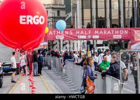 Atene, Grecia. Xix Mar, 2017. Il sesto di Atene di Mezza Maratona ha avuto luogo oggi con un nuovo record di partecipanti, come più di 4000 persone hanno gareggiato. La gara si svolge attorno al centro di Atene nella primavera di ogni anno. La manifestazione include anche le gare di 1km (per bambini), 3km e a 5 km e più di 16000 persone hanno partecipato in queste gare. Credito: Kostas Pikoulas/Pacific Press/Alamy Live News Foto Stock