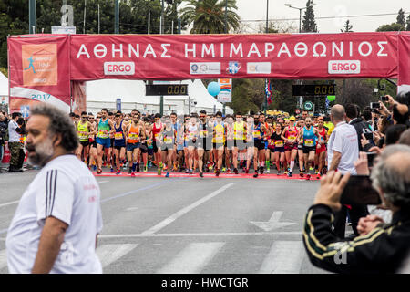 Atene, Grecia. Xix Mar, 2017. La Mezza Maratona inizia a. Il sesto di Atene di Mezza Maratona ha avuto luogo oggi con un nuovo record di partecipanti, come più di 4000 persone hanno gareggiato. La gara si svolge attorno al centro di Atene nella primavera di ogni anno. La manifestazione include anche le gare di 1km (per bambini), 3km e a 5 km e più di 16000 persone hanno partecipato in queste gare. Credito: Kostas Pikoulas/Pacific Press/Alamy Live News Foto Stock