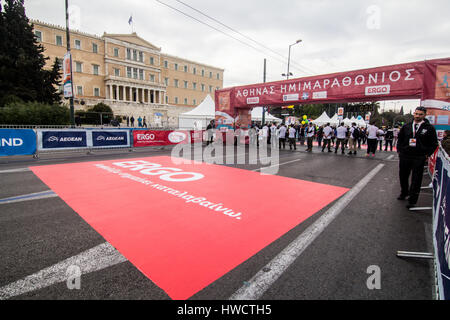 Atene, Grecia. Xix Mar, 2017. La partenza della gara è di fronte al palazzo del parlamento. Il sesto di Atene di Mezza Maratona ha avuto luogo oggi con un nuovo record di partecipanti, come più di 4000 persone hanno gareggiato. La gara si svolge attorno al centro di Atene nella primavera di ogni anno. La manifestazione include anche le gare di 1km (per bambini), 3km e a 5 km e più di 16000 persone hanno partecipato in queste gare. Credito: Kostas Pikoulas/Pacific Press/Alamy Live News Foto Stock