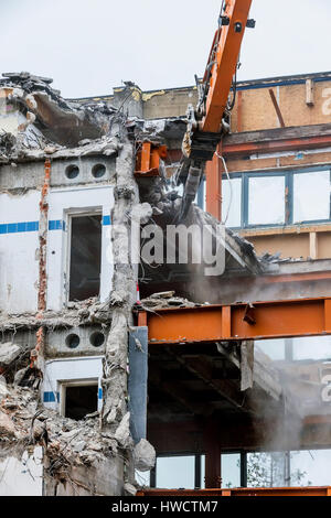 Una vecchia casa ufficio è strappata per fare spazio a un nuovo edificio, Ein älteres Bürohaus wird abgerissen um für einen Neubau Platz zu machen Foto Stock