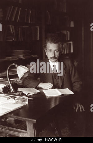 Albert Einstein nel suo ufficio presso l' Università di Berlino, c1920. Foto Stock