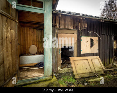 Wc esterno nella vecchia casa desolata., Toilette im Freien in einem alte, verlassenen Haus. Foto Stock