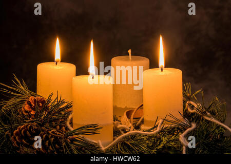 Una corona di Avvento a Natale prevede romatinsche umore nel tranquillo Avvento tempo., Ein Adventskranz zu Weihnachten sorgt für romatinsche Stimmung Foto Stock