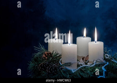 Una corona di Avvento a Natale prevede romatinsche umore nel tranquillo Avvento tempo., Ein Adventskranz zu Weihnachten sorgt für romatinsche Stimmung Foto Stock