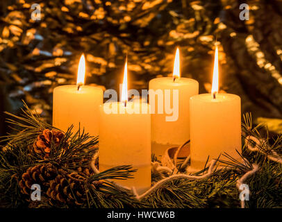 Una corona di Avvento a Natale prevede romatinsche umore nel tranquillo Avvento tempo., Ein Adventskranz zu Weihnachten sorgt für romatinsche Stimmung Foto Stock